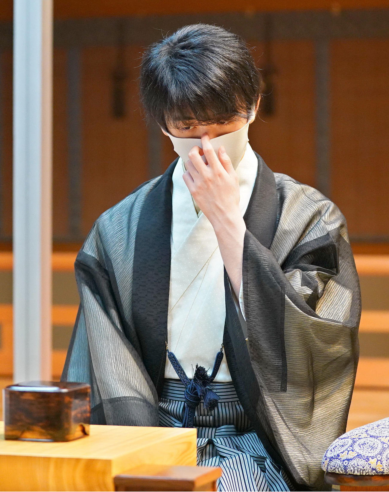 「第62期王位戦」7番勝負第1局の対局前に真剣な表情を見せる藤井聡太王位（代表撮影）