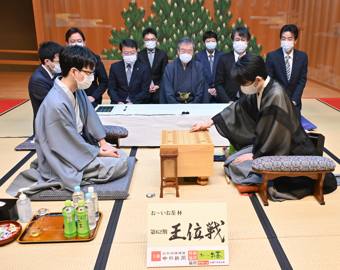 藤井聡太王位（右）の先手で始まった「お～いお茶杯第62期王位戦」7番勝負第1局。同左は豊島将之竜王（代表撮影）