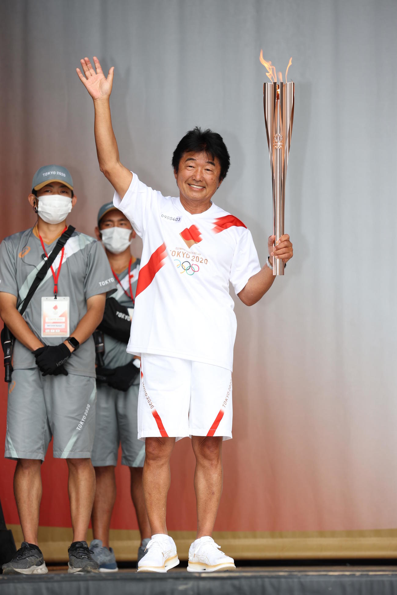 聖火ランナーを務めた北原照之さん（代表撮影）