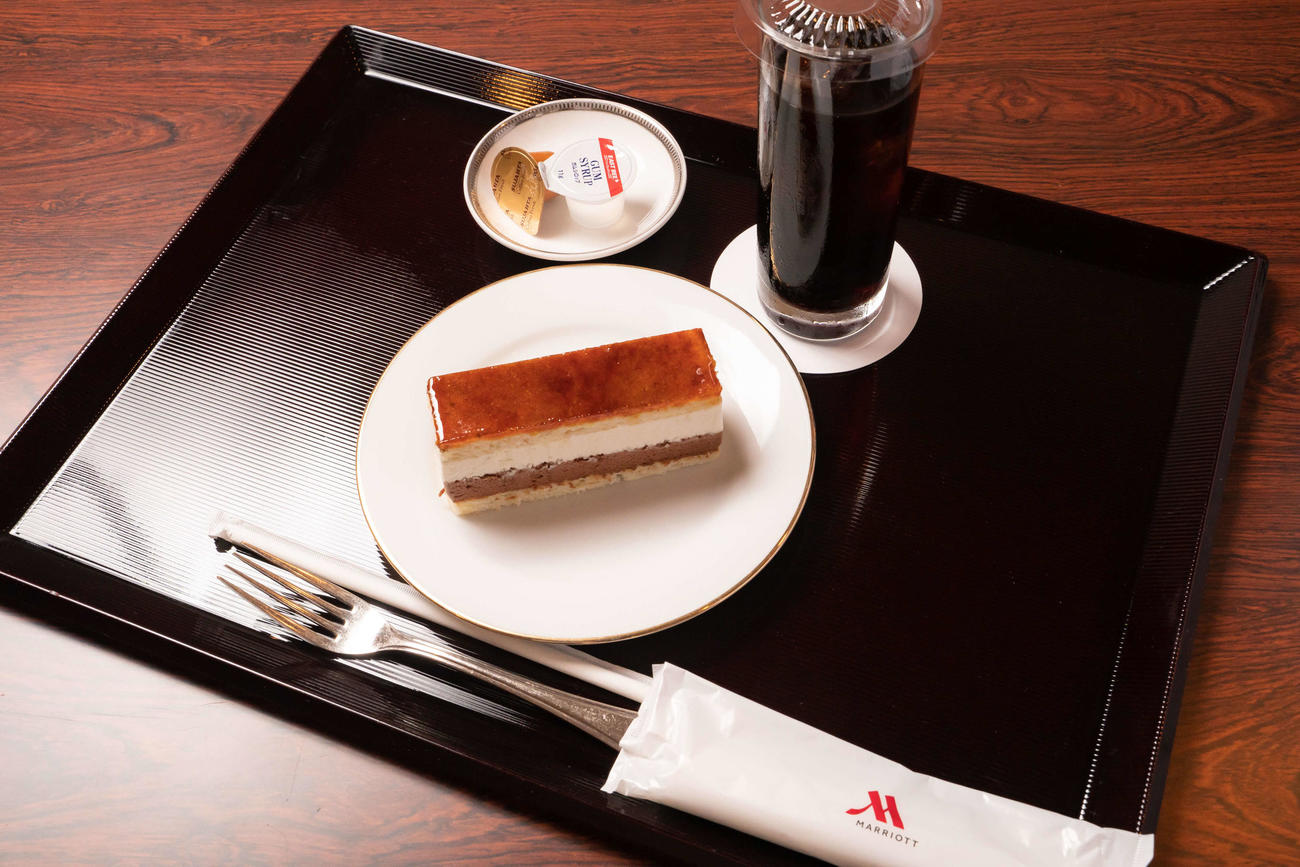 藤井聡太王位が2日目の午前のおやつに注文した「トンカ　サンマルク」とアイスコーヒー（日本将棋連盟提供）