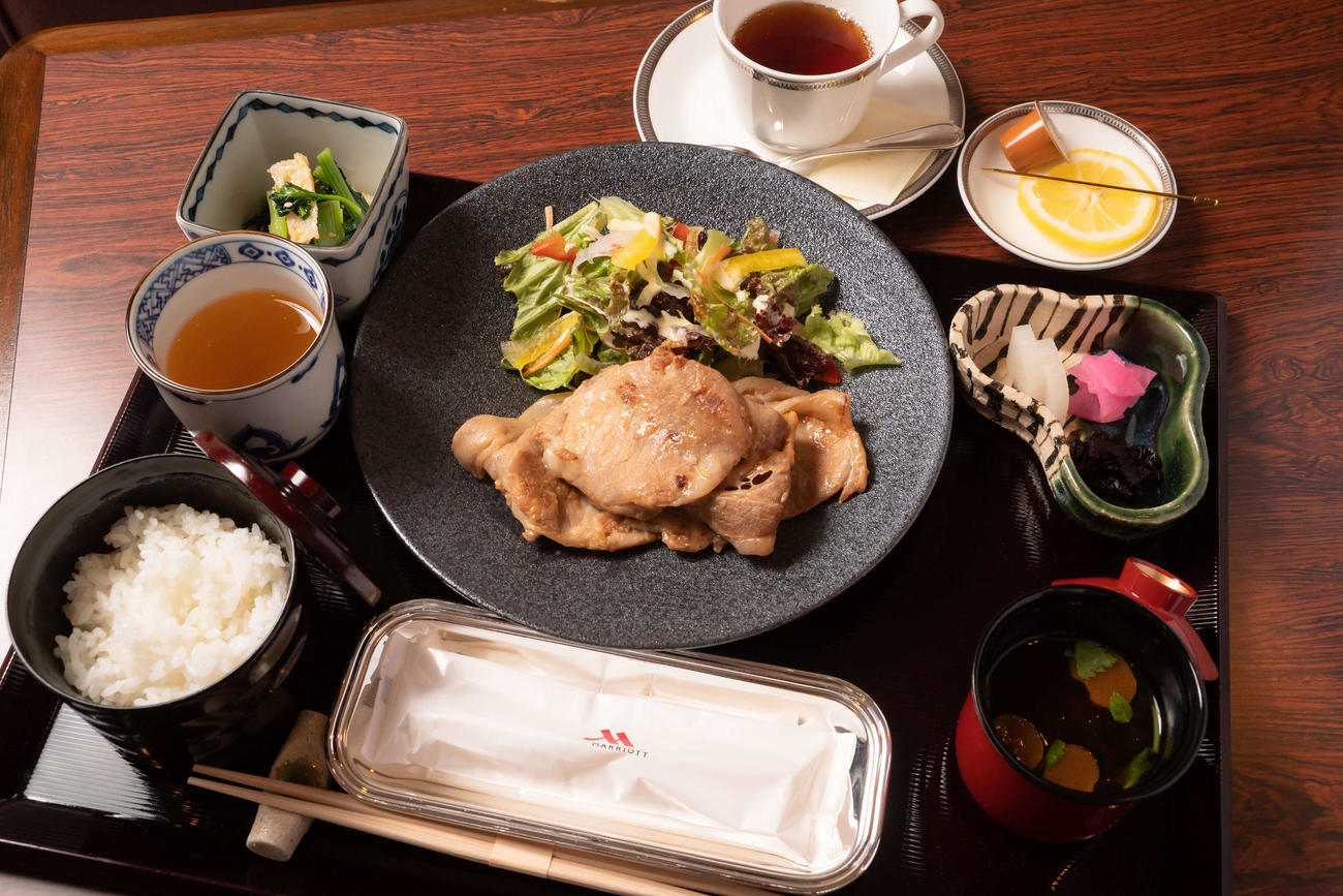 豊島将之竜王が昼食に注文した「豚塩麹焼き定食」（日本将棋連盟提供）