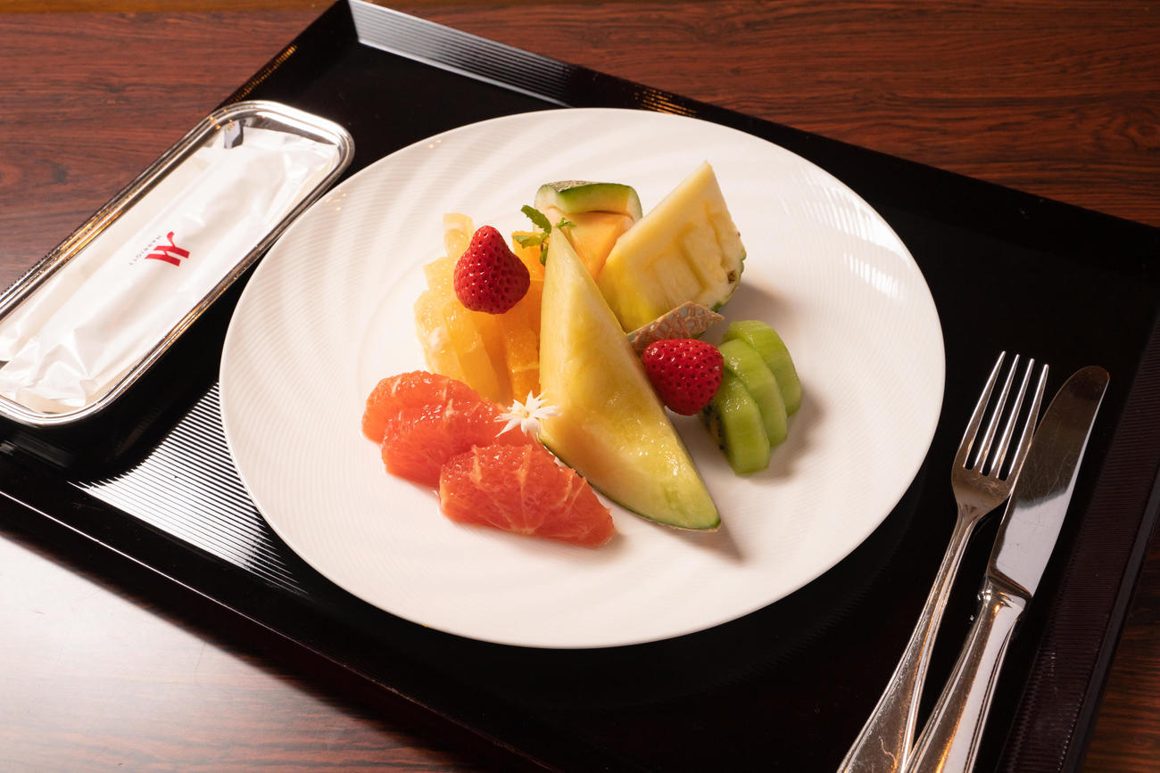 豊島将之竜王が2日目の午前のおやつに注文した「季節のフルーツ盛り合わせ」（日本将棋連盟提供）