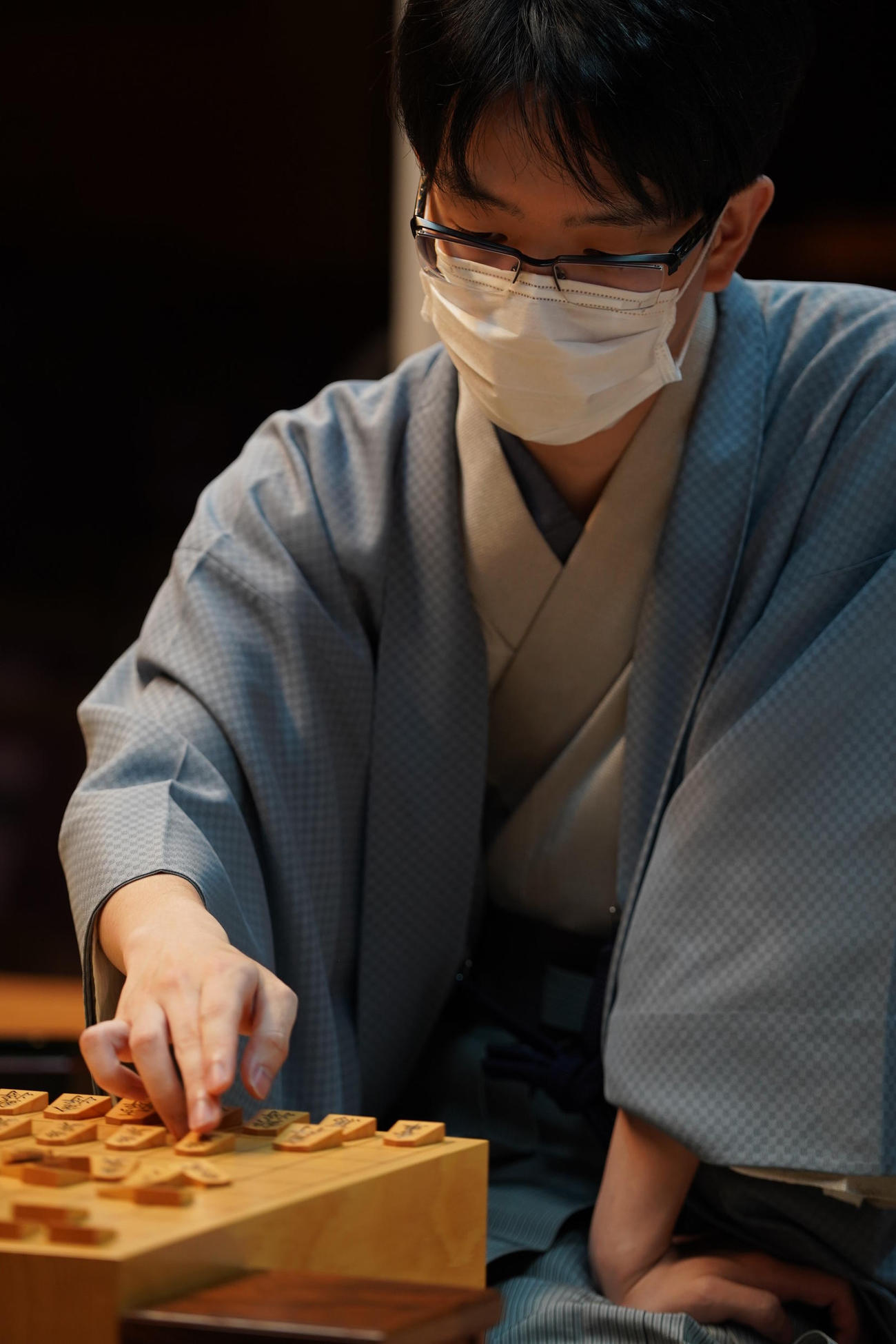 第62期王位戦7番勝負第1局の2日目に臨んだ豊島将之竜王（日本将棋連盟提供）