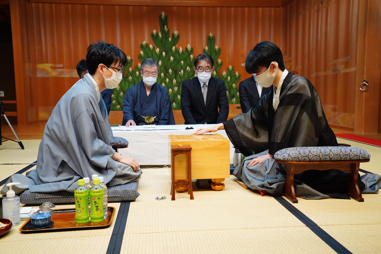 第62期王位戦7番勝負第1局の2日目に臨んだ藤井聡太王位（右）、豊島将之竜王（日本将棋連盟提供）