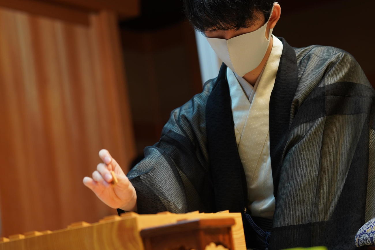 第62期王位戦7番勝負第1局の2日目に臨んだ藤井聡太王位（日本将棋連盟提供）