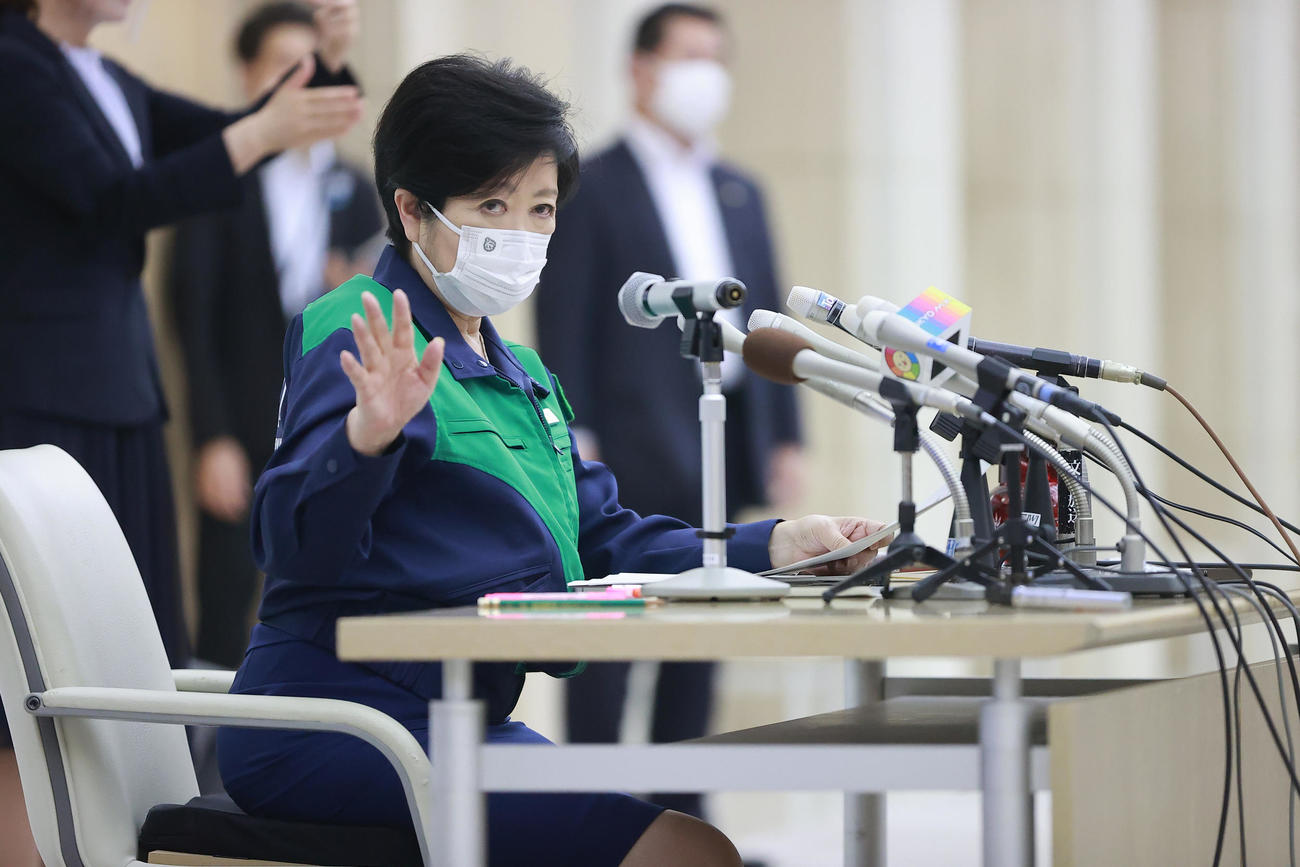 会見する東京都の小池都知事（撮影・野上伸悟）