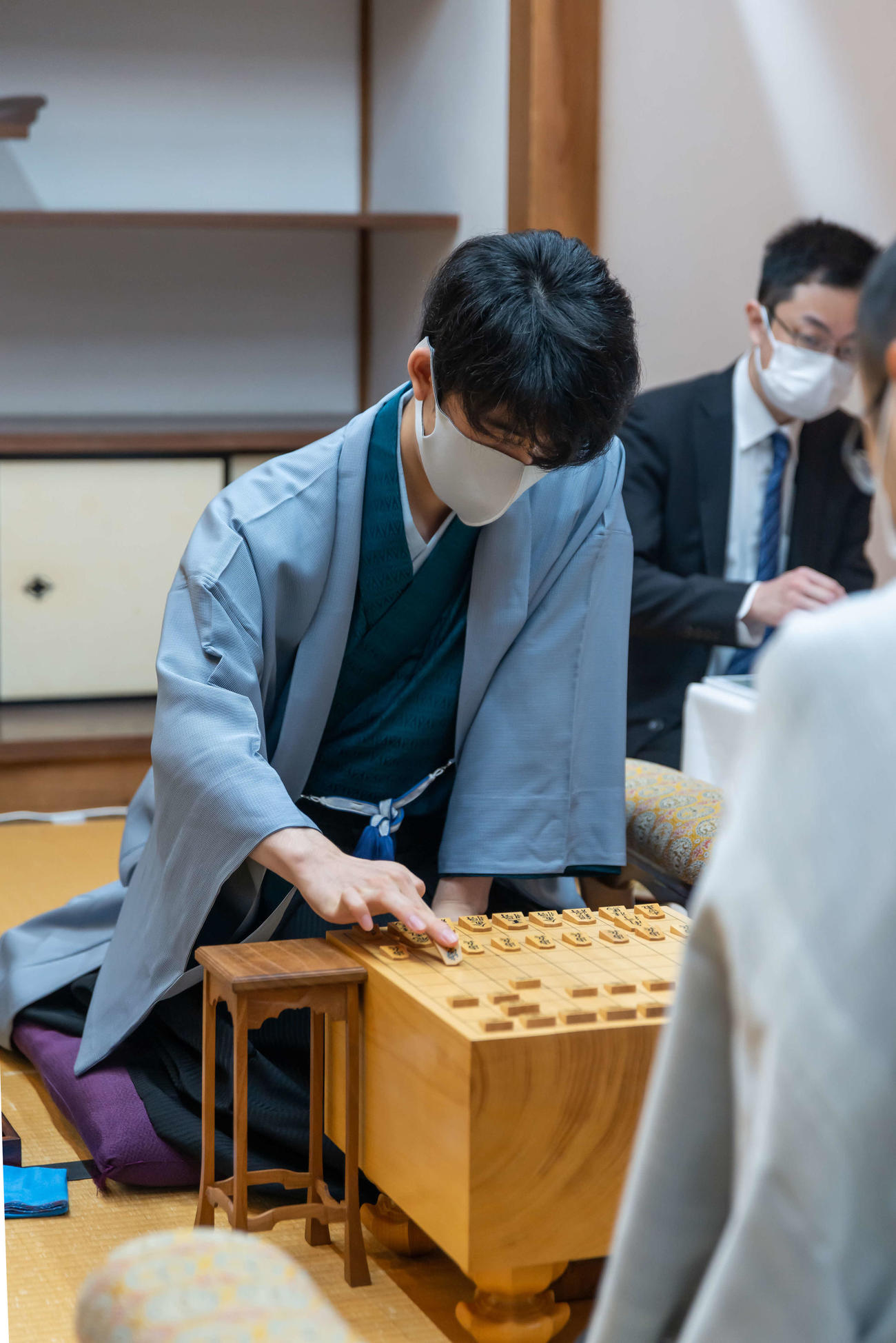 棋聖戦5番勝負第3局の初手を指す藤井聡太棋聖（日本将棋連盟提供）