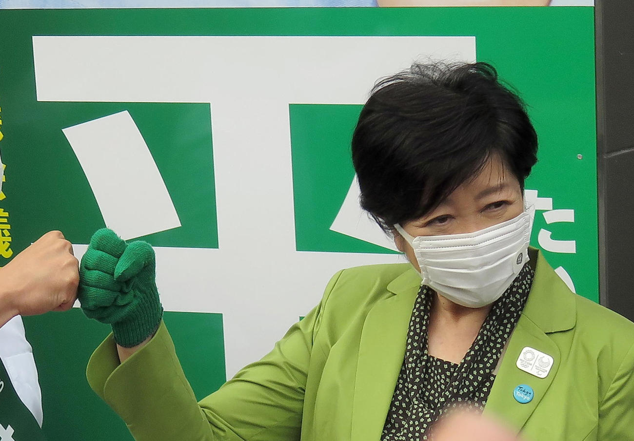千代田区の都民ファーストの会候補者を訪れ、グータッチで激励する小池百合子都知事（撮影・鎌田直秀）