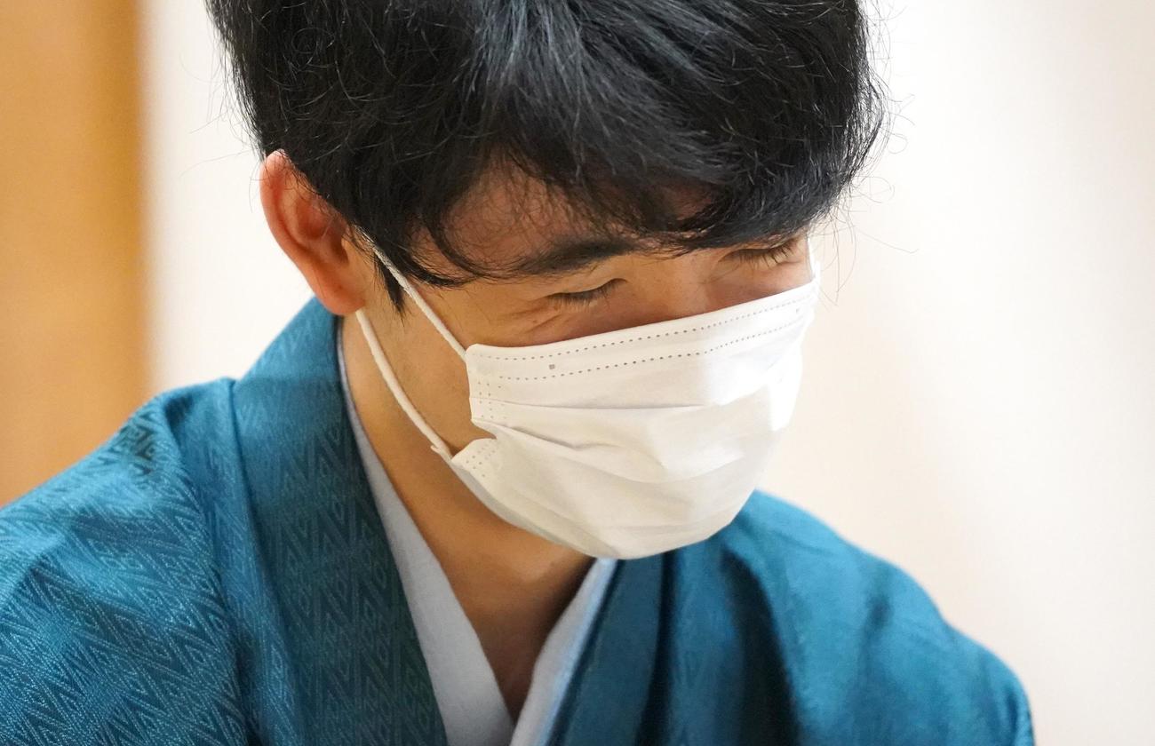 渡辺明三冠との対局に勝利し、感想戦に臨む藤井聡太棋聖（代表撮影）