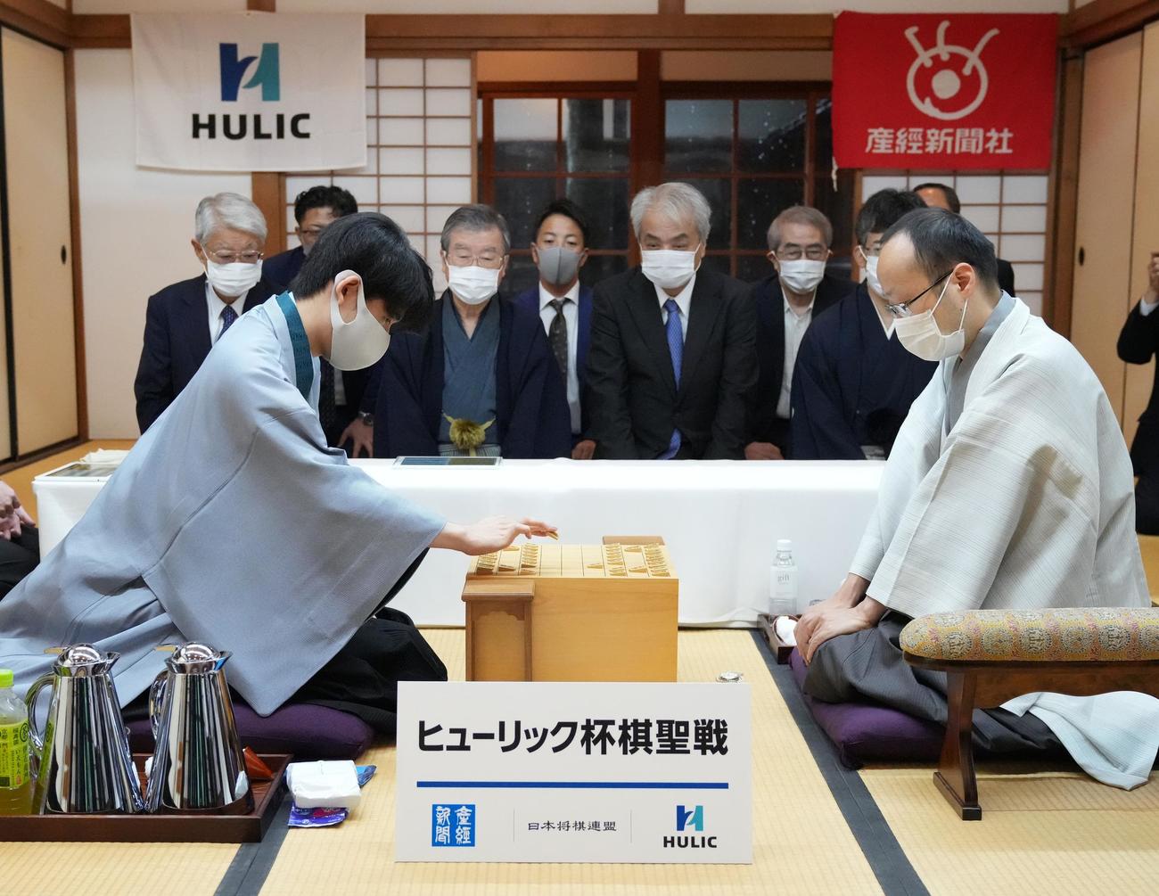 藤井聡太棋聖（左）と渡辺明三冠の棋聖戦第3局が始まる（代表撮影）