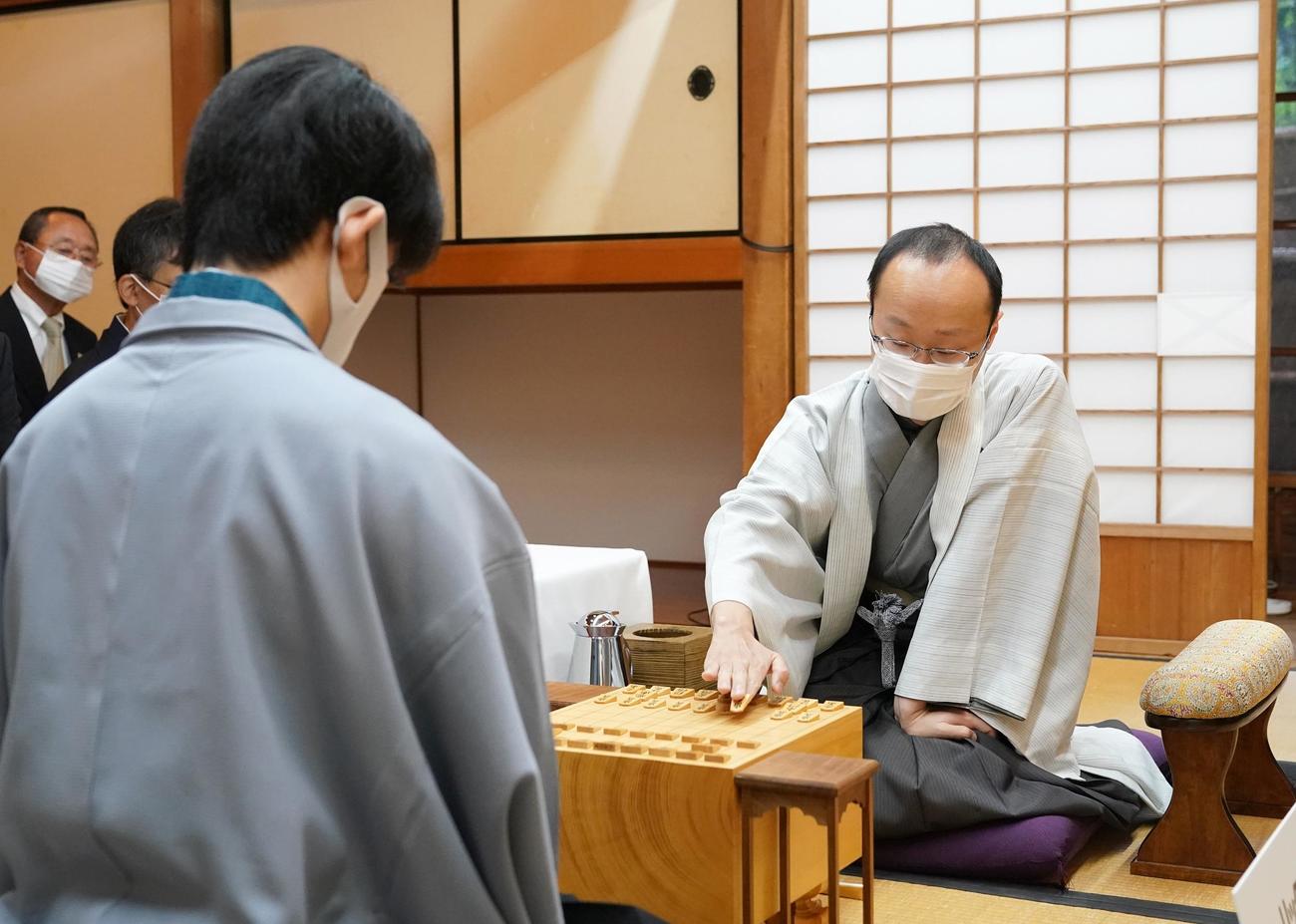 対局に臨む藤井聡太棋聖（左）と渡辺明三冠（代表撮影）