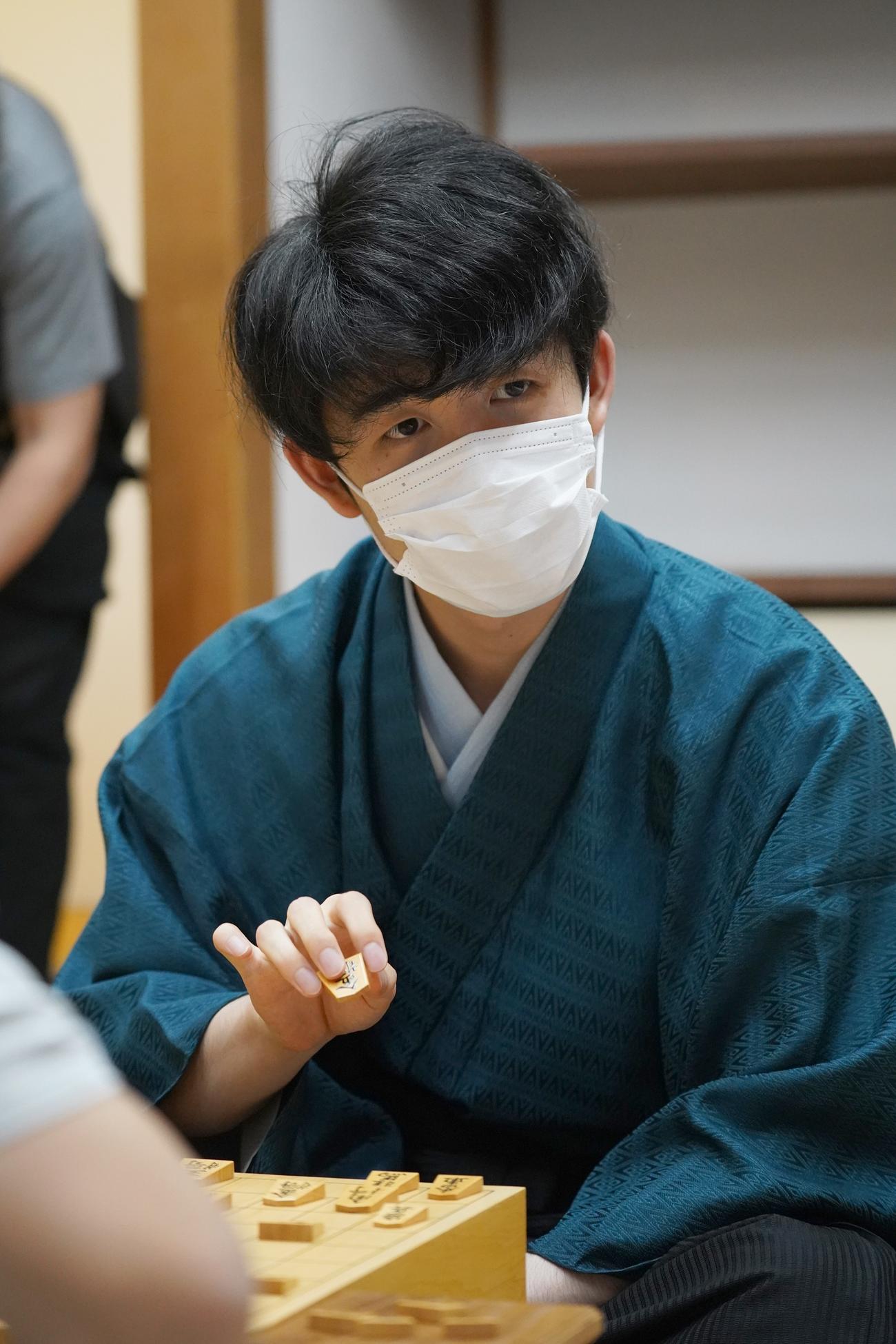 渡辺明三冠との対局に勝利し、感想戦に臨む藤井聡太棋聖（代表撮影）