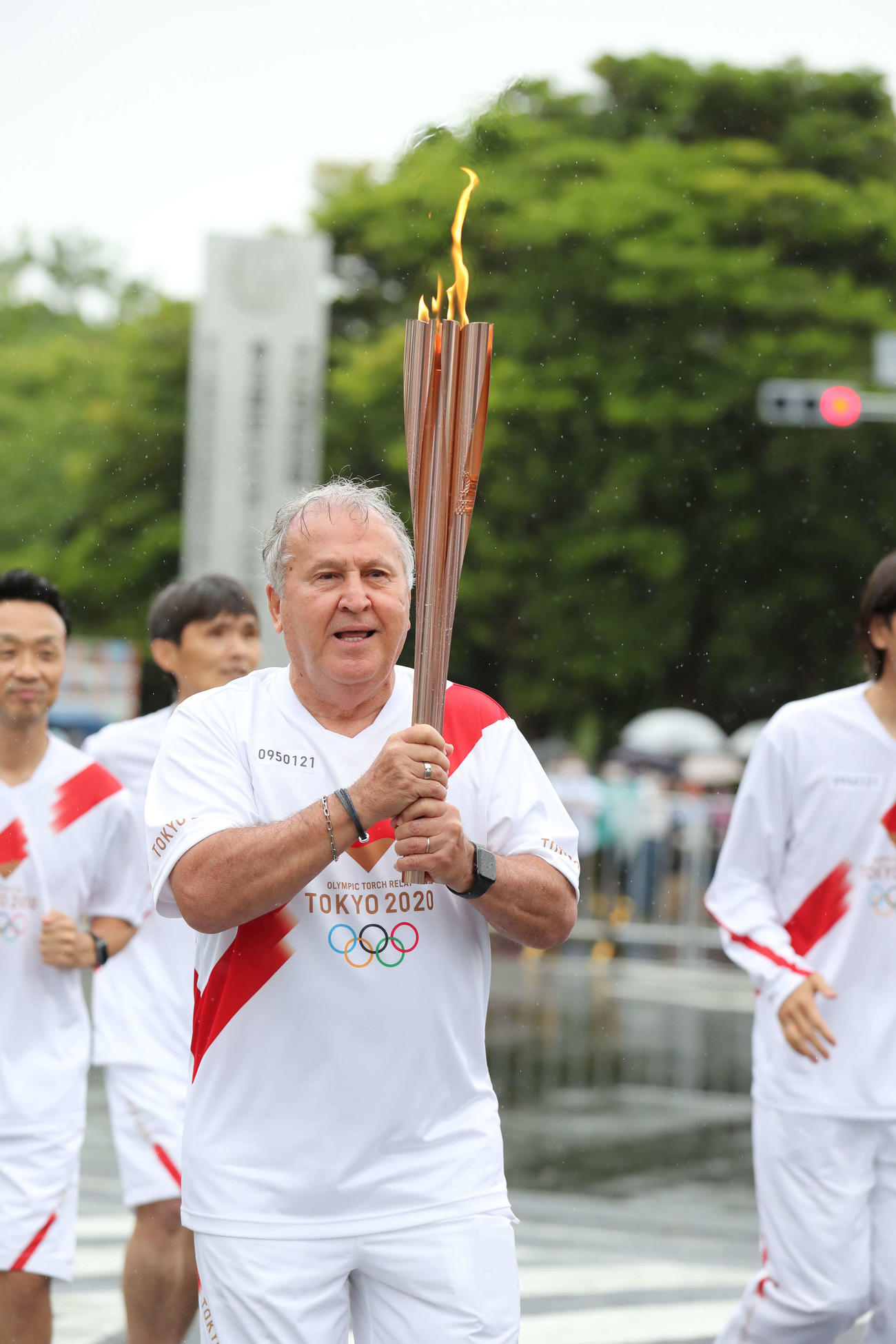 聖火ランナーを務めたサッカー元日本代表監督・現在鹿島テクニカルディレクターのジーコ氏（手前）。後方左から、サッカー元日本代表選手の本田泰人氏、名良橋晃氏（代表撮影）