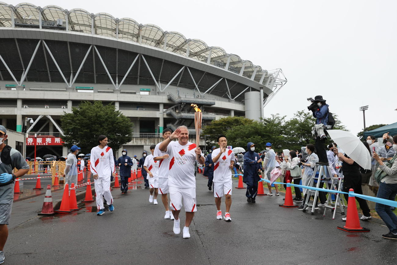 聖火ランナーを務めたジーコ＆レジェンズ。メンバーはサッカー元日本代表監督・現在鹿島テクニカルディレクターのジーコ氏（手前）と、後方左から、サッカー元日本代表選手の鈴木隆行氏、名良橋晃氏、中田浩二氏、本田泰人氏（代表撮影）