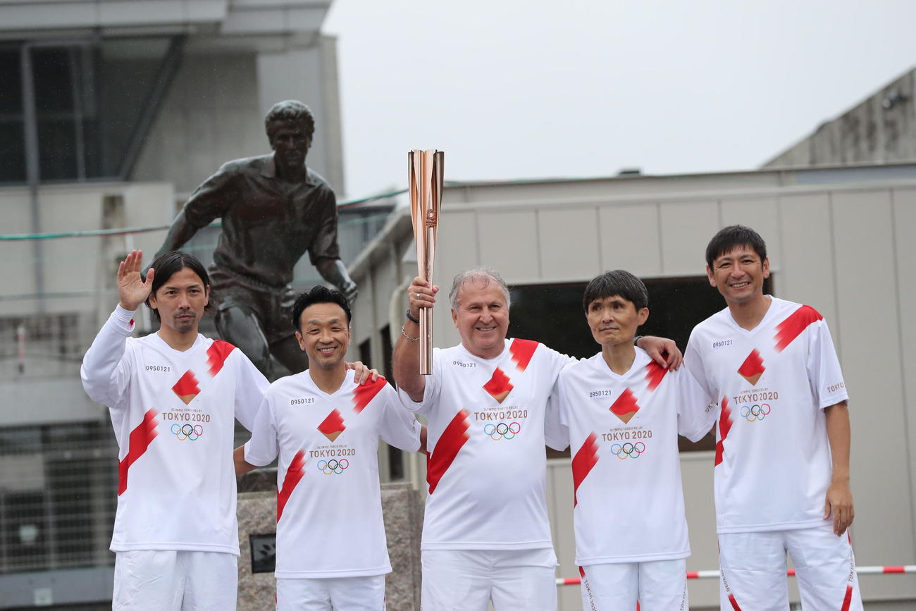 聖火ランナーを務めたジーコ＆レジェンズ。メンバーはサッカー元日本代表監督・現在鹿島テクニカルディレクターのジーコ氏（中央）と、左から、サッカー元日本代表選手の鈴木隆行氏、本田泰人氏、1人おいて、名良橋晃氏、中田浩二氏（代表撮影）