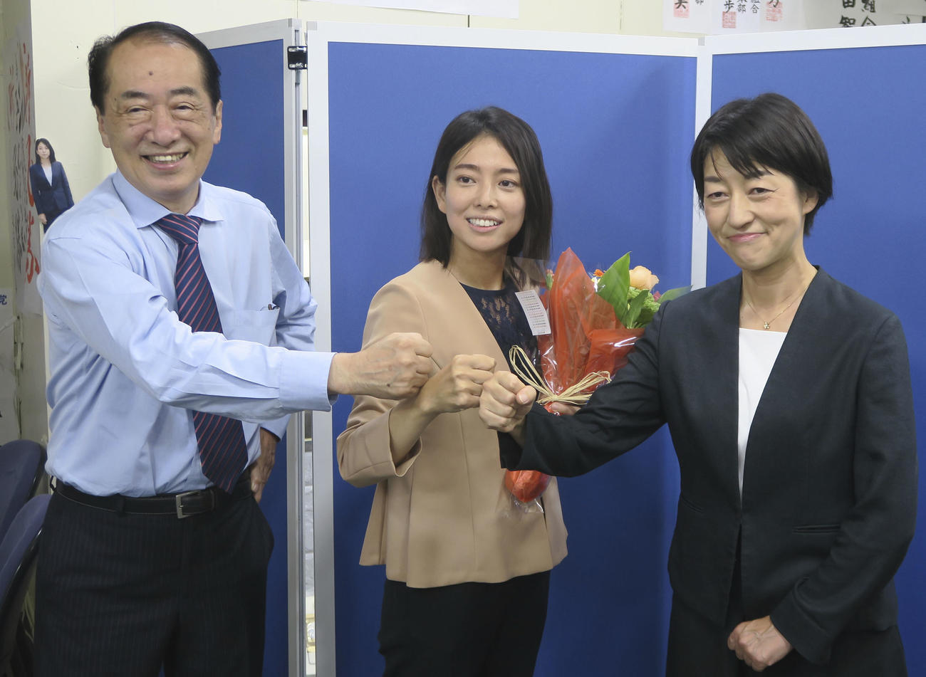 東京都議選で当選を決め、菅元首相（左）らとポーズをとる立憲民主党の新人五十嵐衣里氏（中央）（共同）