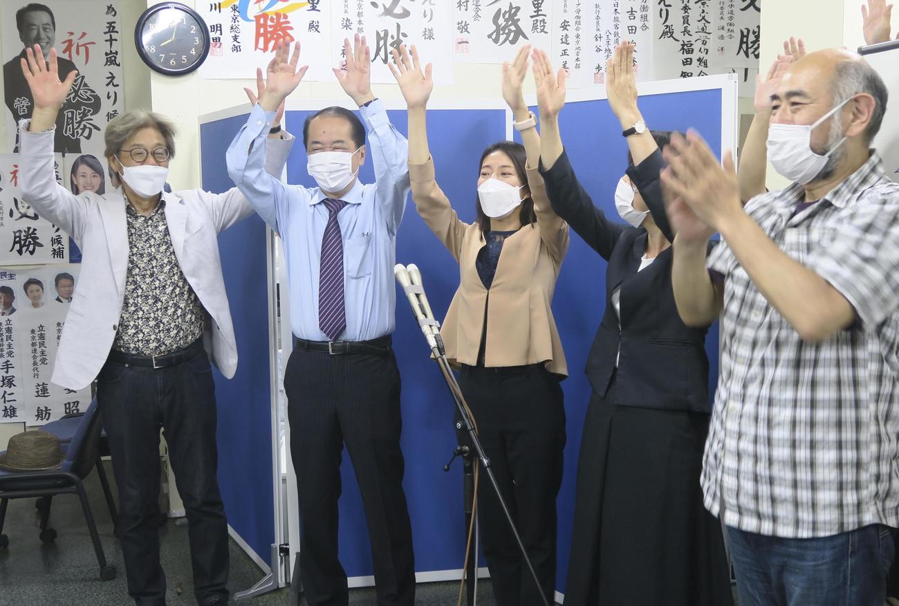 東京都議選で当選を決め、菅元首相（左から2人目）らと万歳する立憲民主党の新人五十嵐衣里氏（同3人目）（共同）