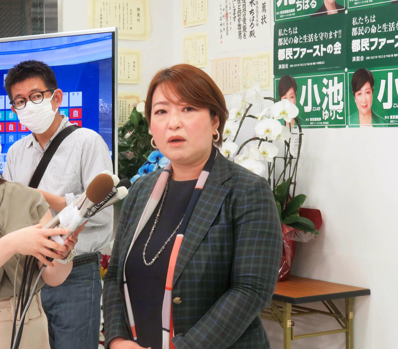 都民ファーストの会の荒木千陽代表が会見で小池百合子都知事の応援に感謝の言葉を重ねた（撮影・大上悟）