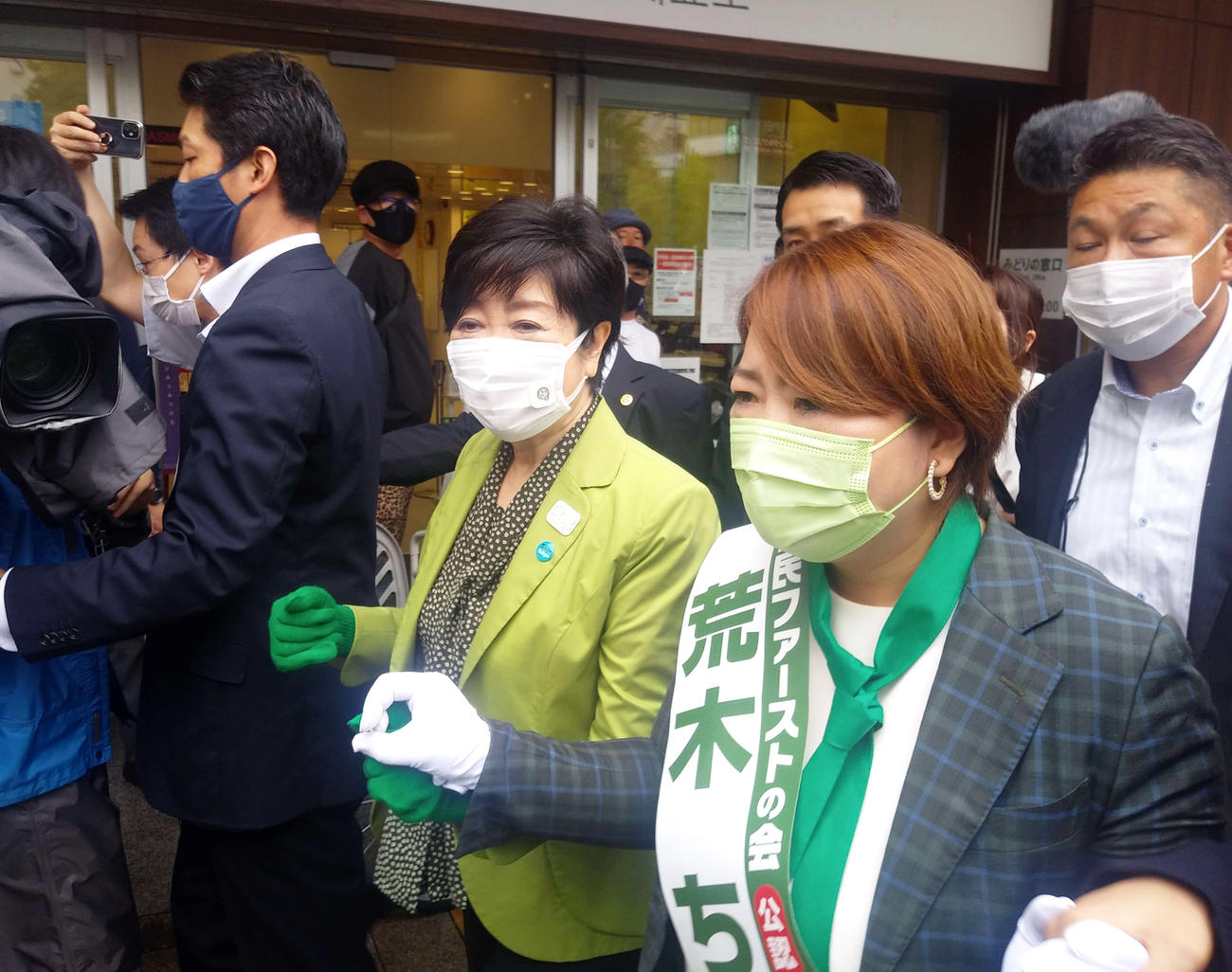 3日、都民ファーストの会の荒木ちはる氏（右）の都議選応援に駆けつけた東京都の小池百合子知事（中央）