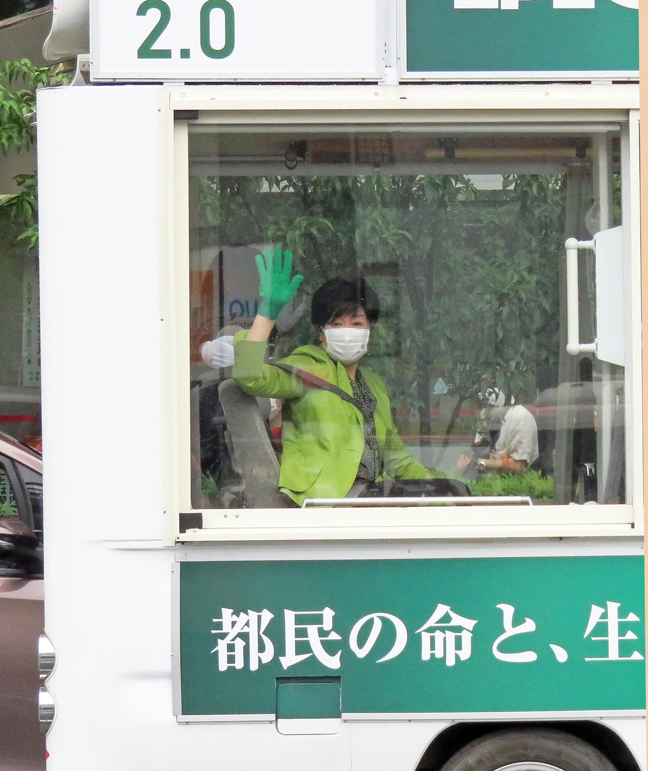3日、選挙カーの中から手を振る小池百合子都知事