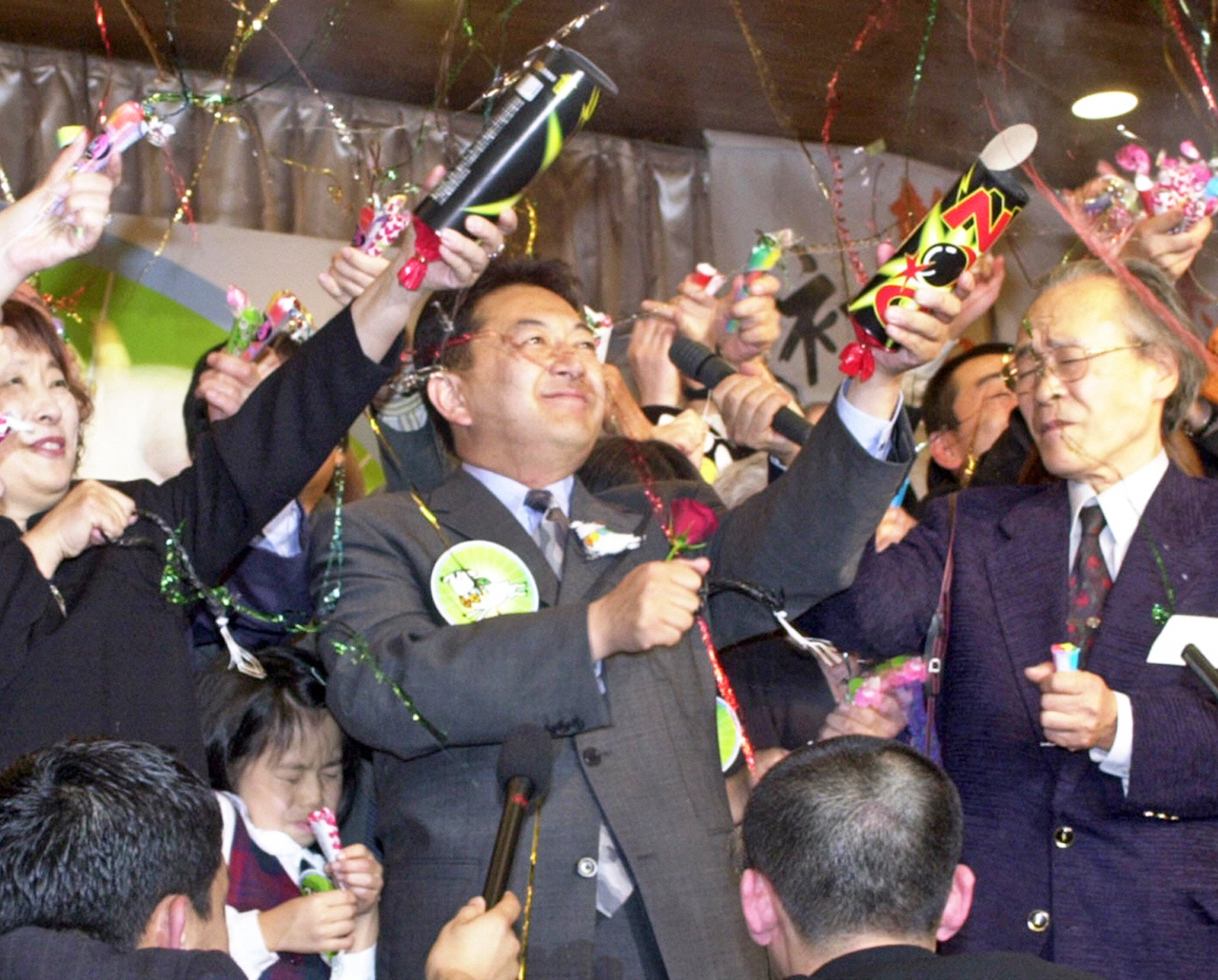 00年10月、長野県知事に当選した田中康夫氏（中央）