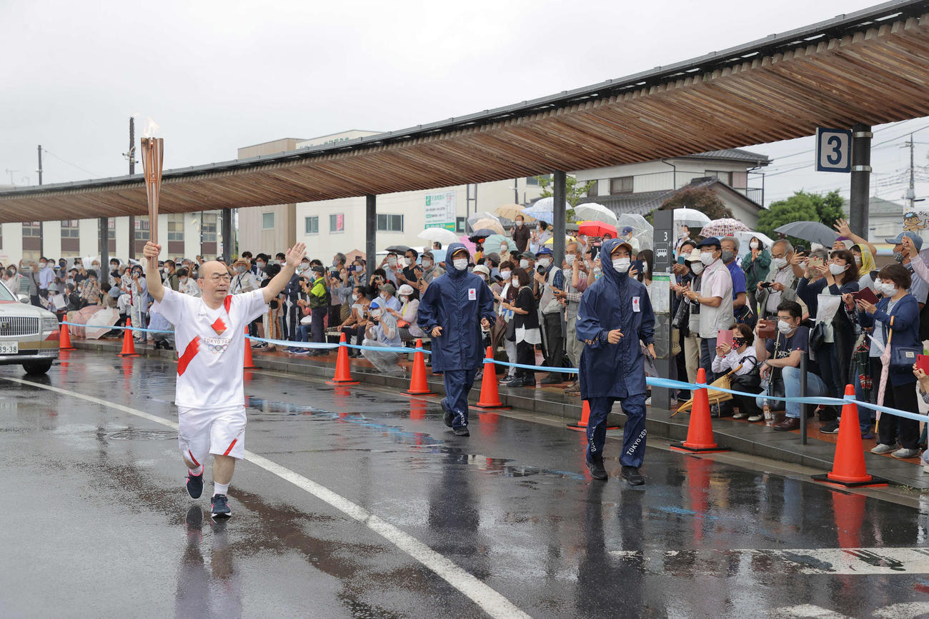 聖火ランナーを務めた小林孝至さん（代表撮影）