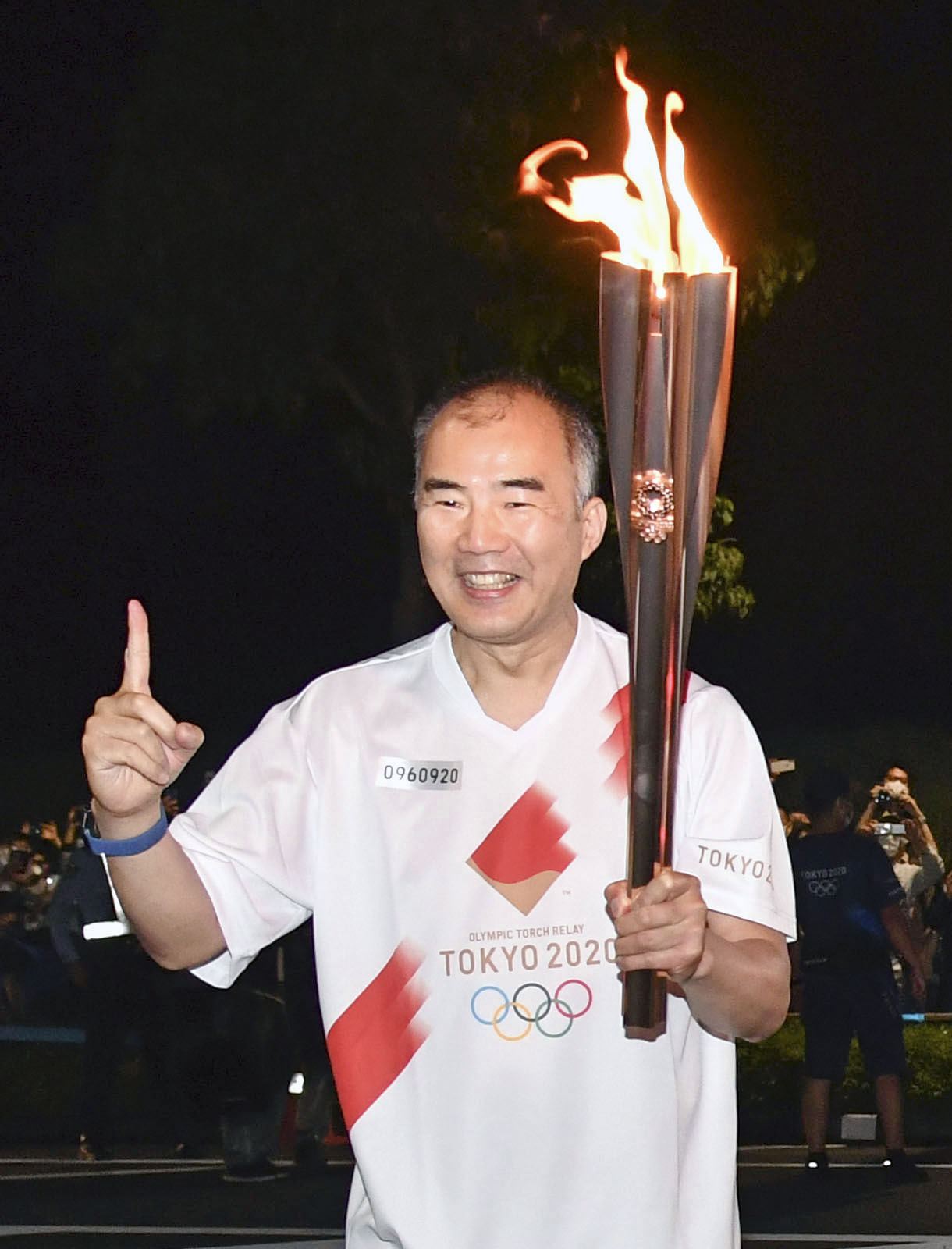 聖火ランナーを務めた野口聡一さん＝5日夜、茨城県つくば市（代表撮影）