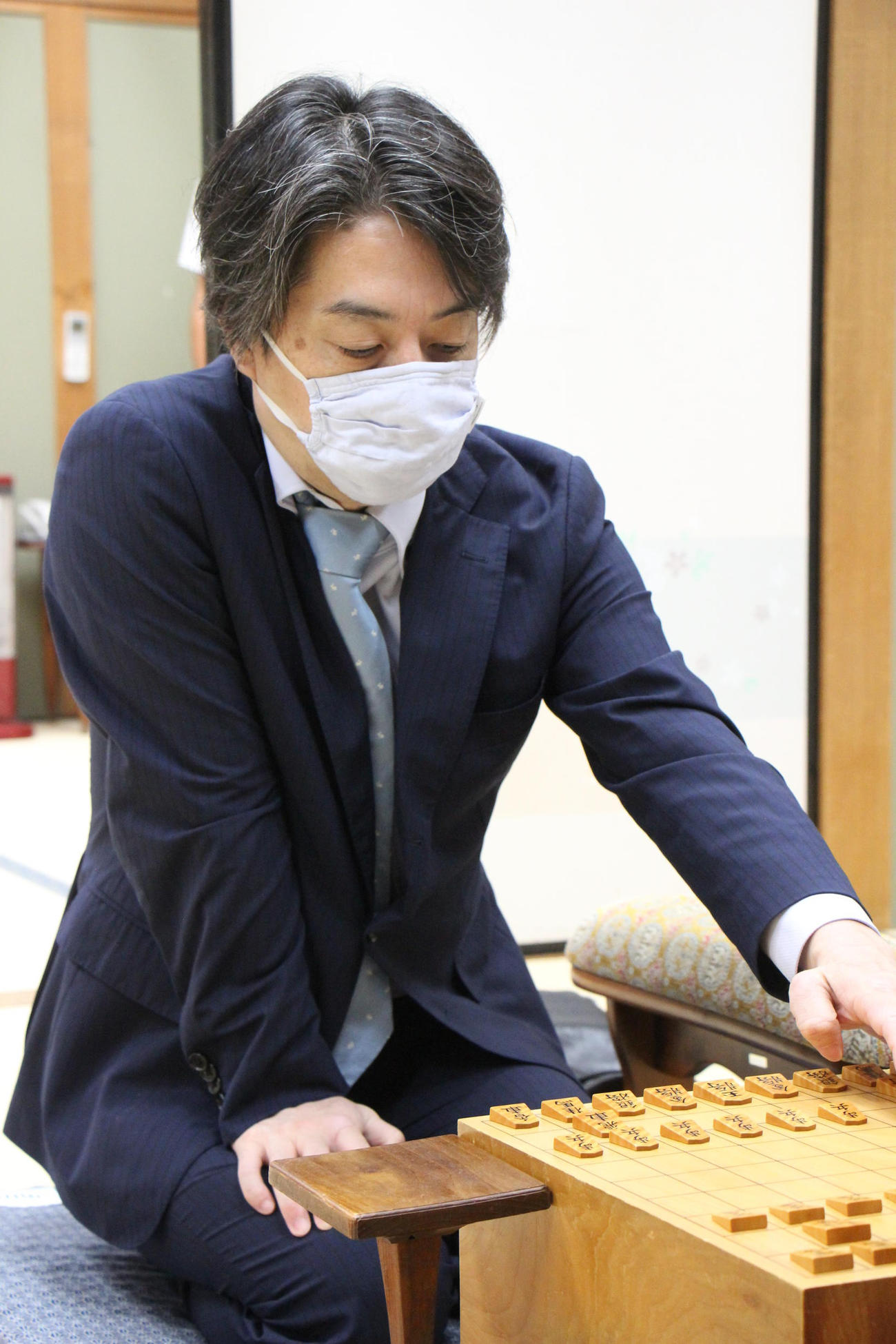 対局に臨んだ久保利明九段（日本将棋連盟提供）
