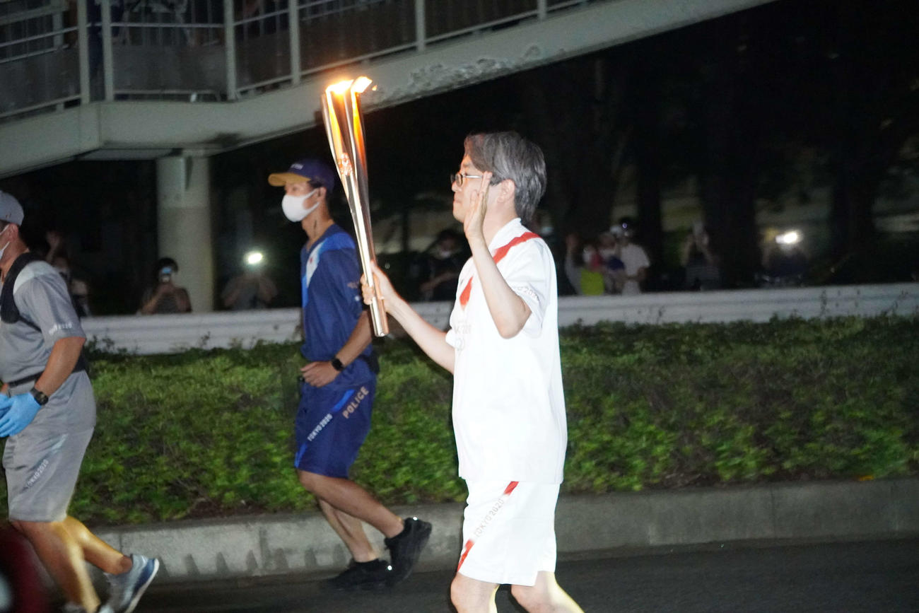 沿道の観客に手を振り快走する羽生善治氏（撮影・沢田直人）