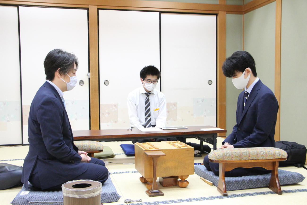 タイトル最年少防衛後、中2日で対局に臨んだ藤井聡太2冠、久保利明九段（日本将棋連盟提供）