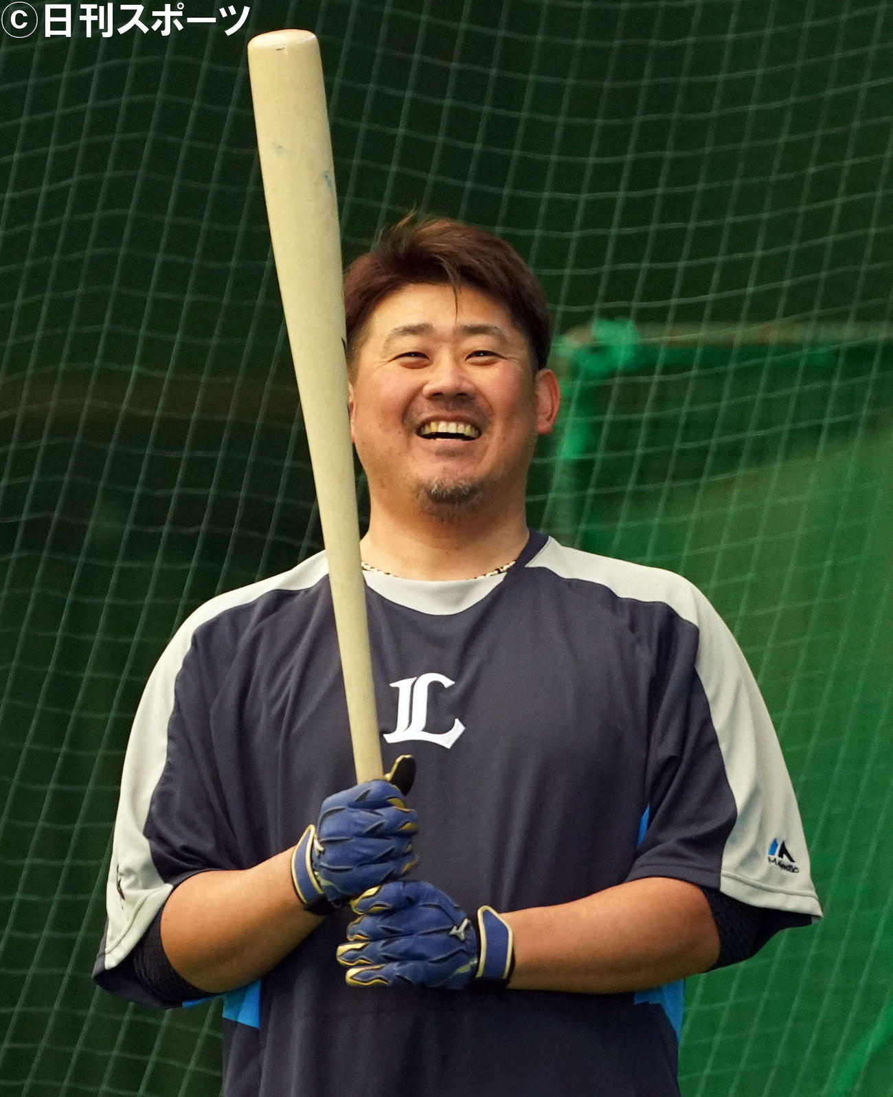 室内のトス打撃中に笑顔の西武松坂大輔（2021年2月撮影）