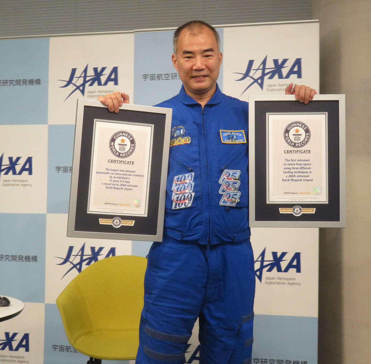 野口聡一宇宙飛行士が3度目の宇宙滞在で達成した2つのギネス記録を披露した（撮影・大上悟）