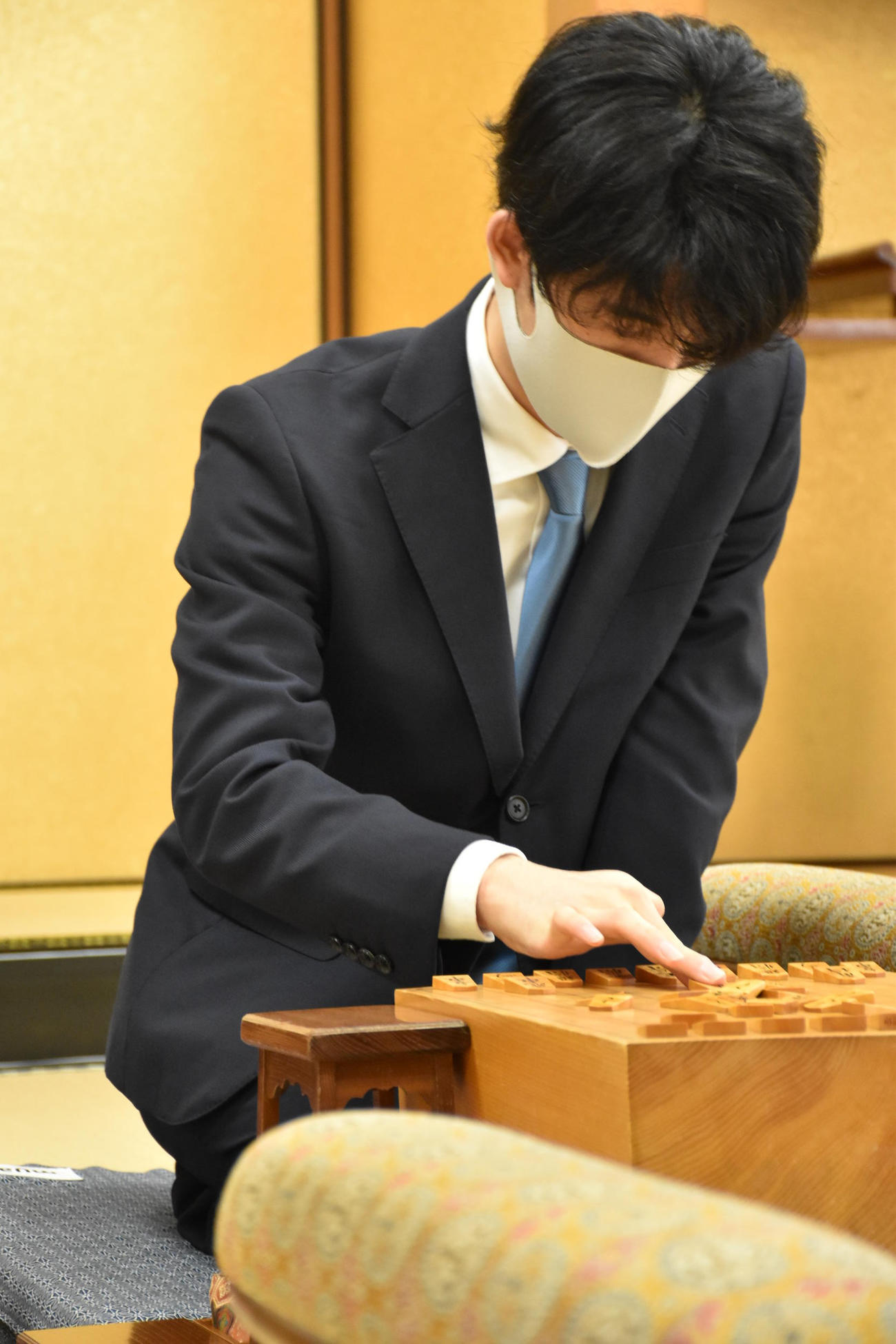 第34期竜王戦決勝トーナメント、対局に臨んだ藤井聡太2冠（日本将棋連盟提供）
