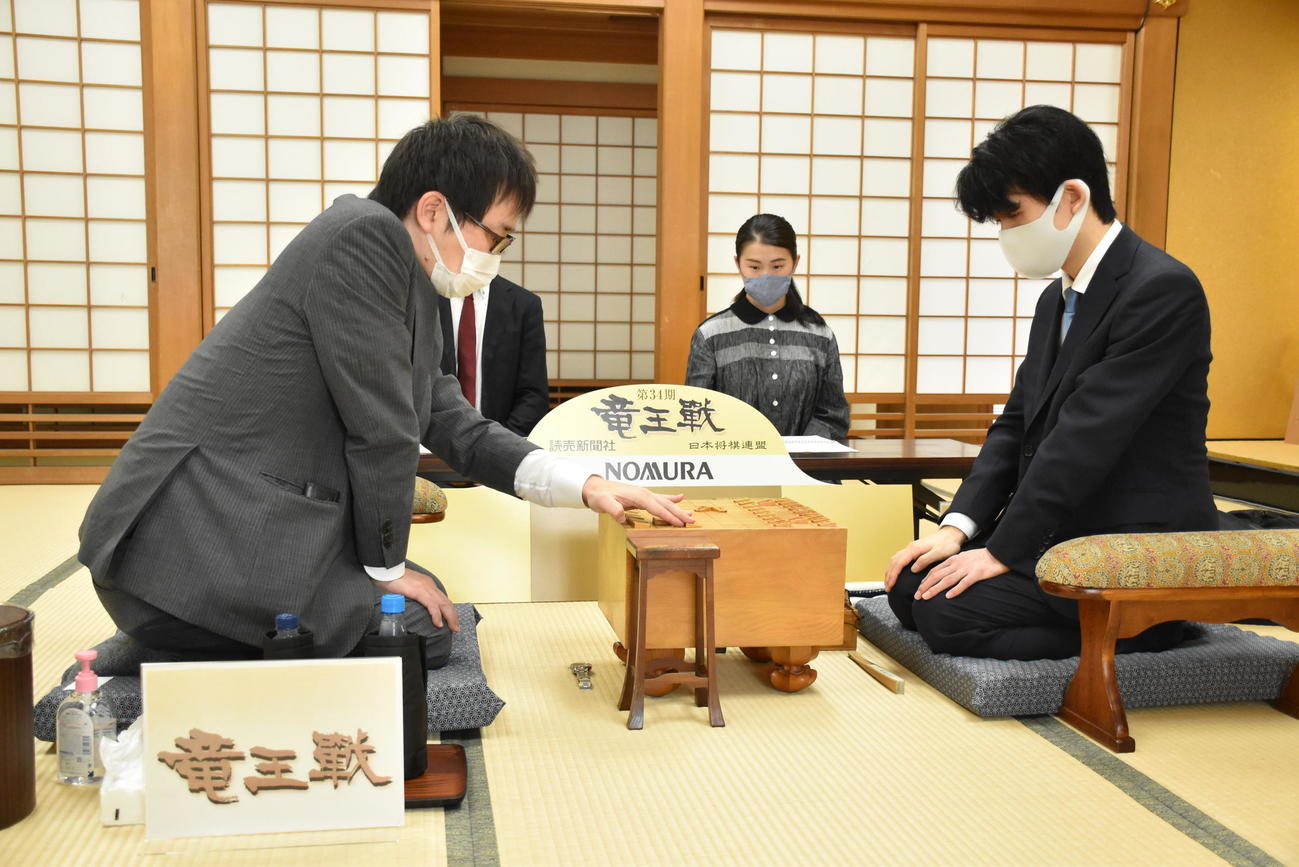 第34期竜王戦決勝トーナメント、対局に臨んだ藤井聡太2冠（右）、山崎隆之八段（日本将棋連盟提供）