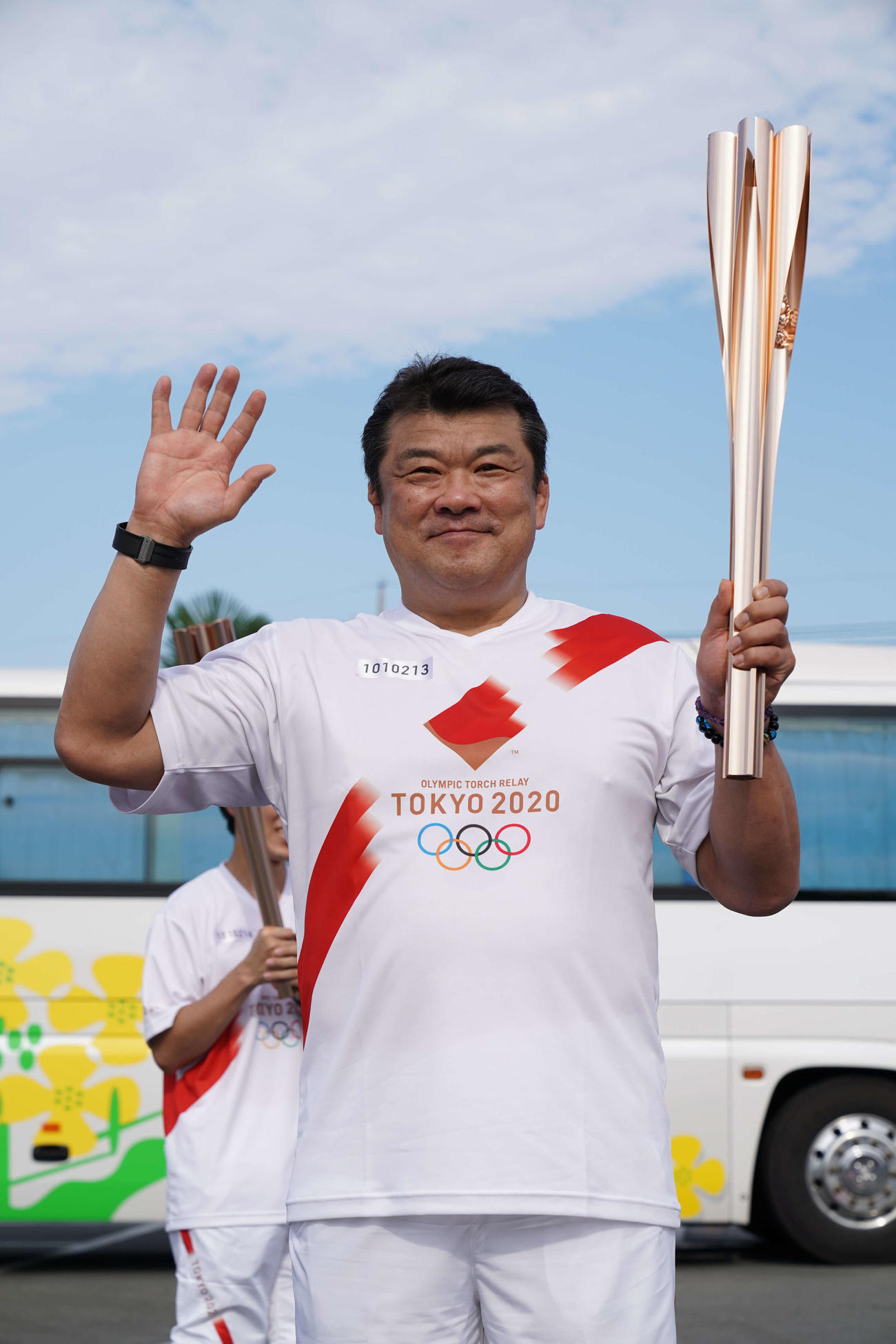 聖火リレーの点火セレモニーでポーズをとる吉田秀彦氏（代表撮影）