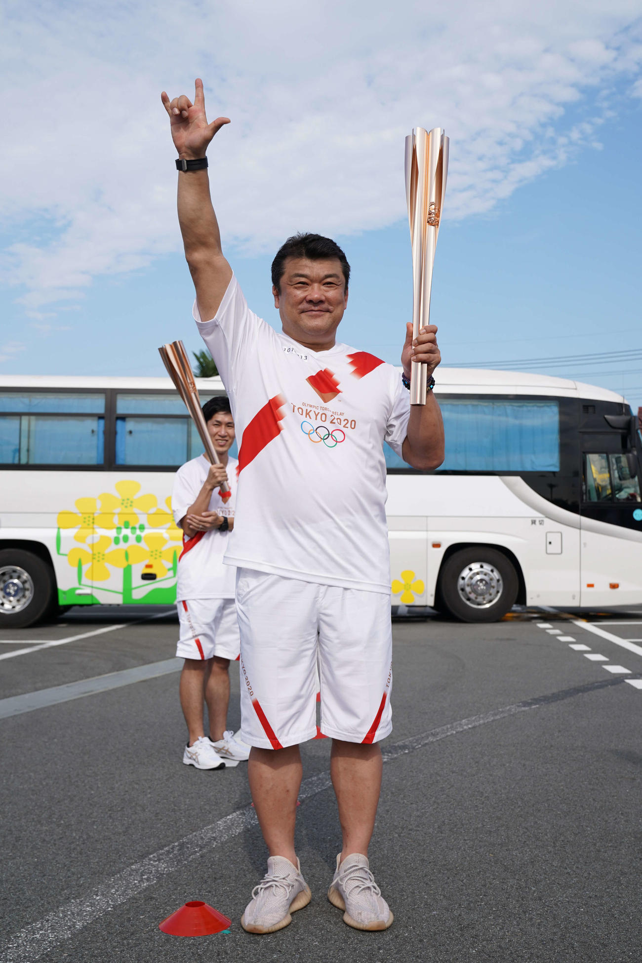 聖火リレーの点火セレモニーでポーズをとる吉田秀彦氏（代表撮影）