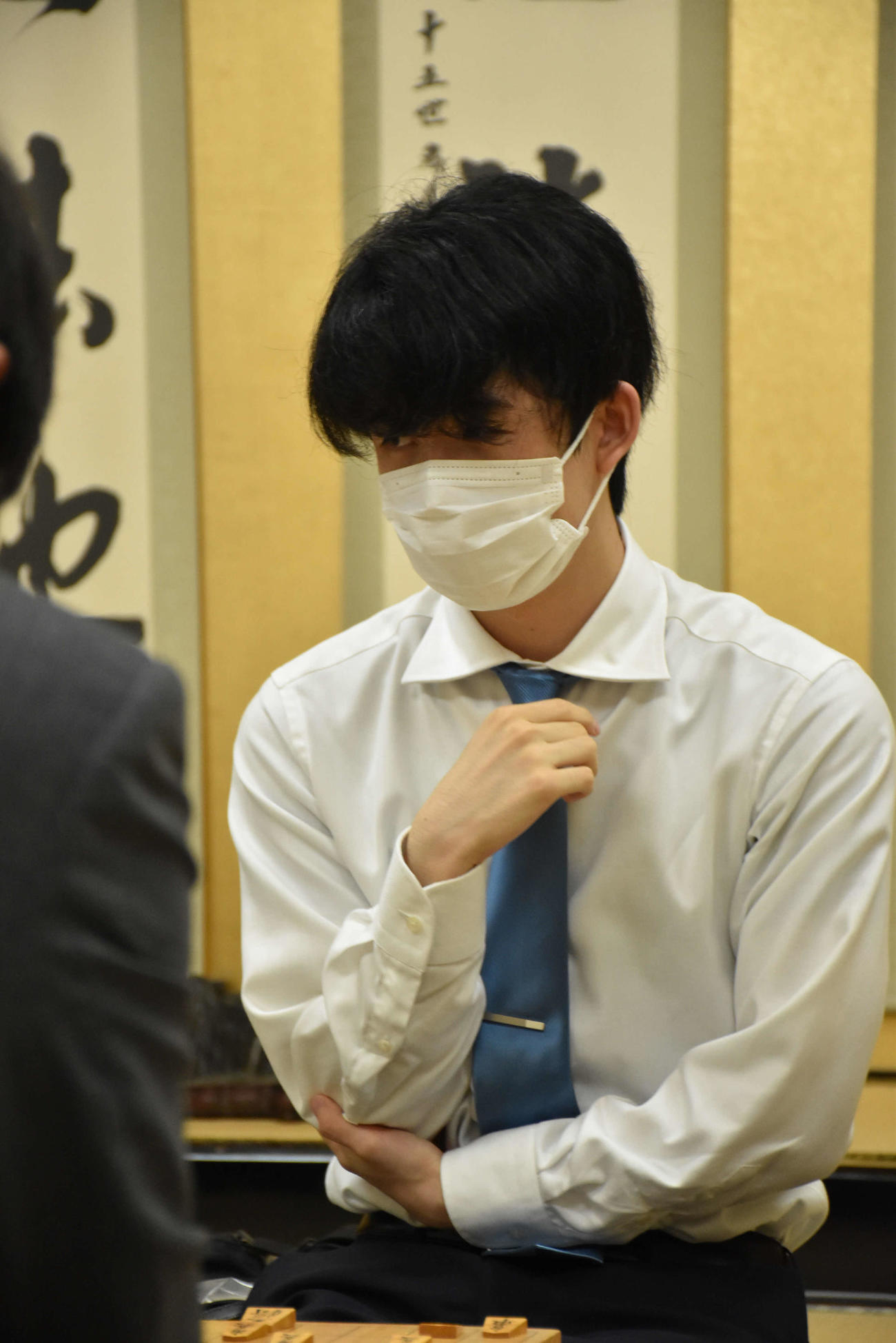 第34期竜王戦決勝トーナメント、終局後、インタビューの応じる藤井聡太2冠（日本将棋連盟提供）