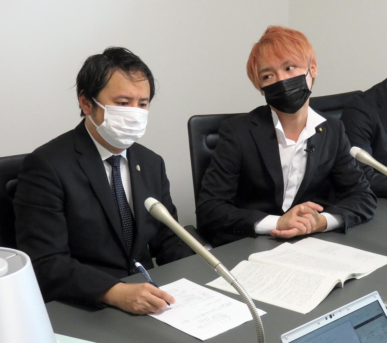 当選無効の不服申し立てが棄却されて悩ましい表情を見せる戸田市のスーパークレイジー君議員（右）。左は加藤博太郎弁護士（撮影・鎌田直秀）