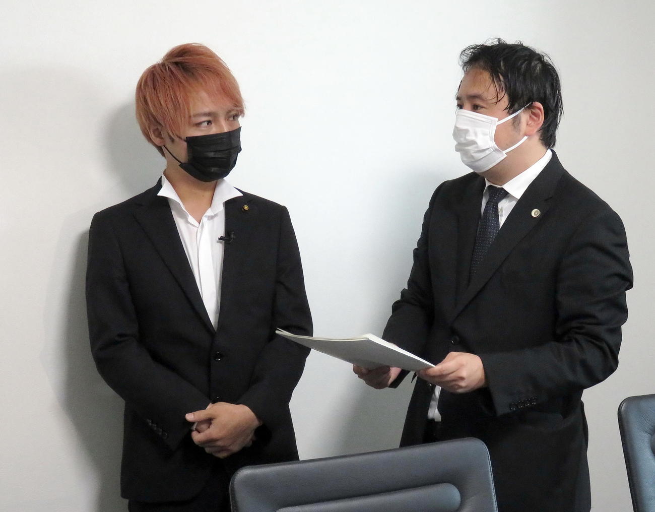 当選無効の不服申し立てが棄却されたスーパークレイジー君議員（左）。右は加藤博太郎弁護士（撮影・鎌田直秀）