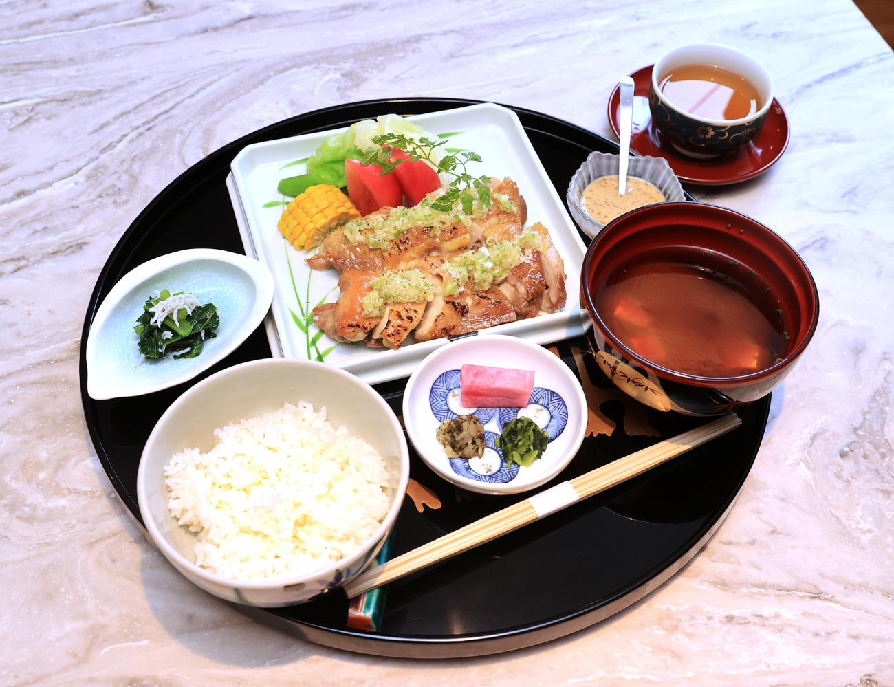 藤井聡太王位が1日目の昼食に選んだ「蒸し鶏の葱塩ソースがけ」と「ほうじ茶」（代表撮影）