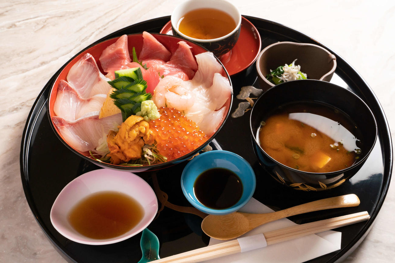 藤井王位の昼食は「海鮮丼、お茶」（日本将棋連盟提供）