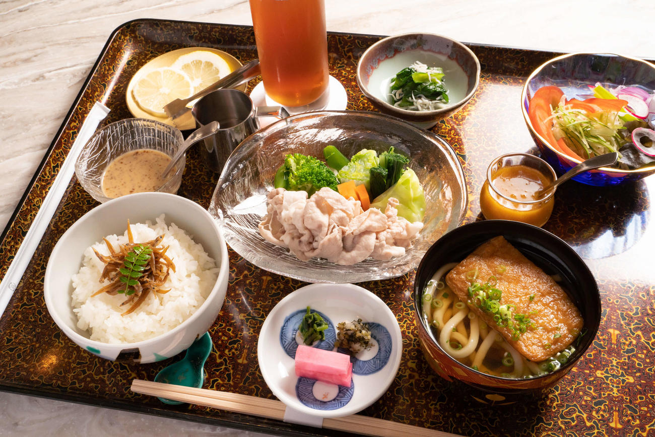 豊島竜王の昼食は「豚しゃぶときつねうどんセット、サラダ、アイスティー」（日本将棋連盟提供）