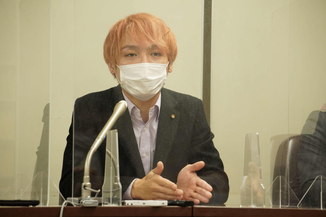 提訴後に会見を開く戸田市のスーパークレイジー君議員（撮影・沢田直人）