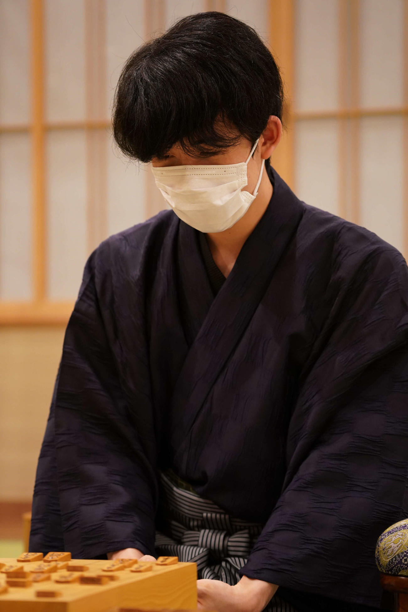 豊島将之竜王に逆転勝ちして1勝1敗とした藤井聡太王位（日本将棋連盟提供）