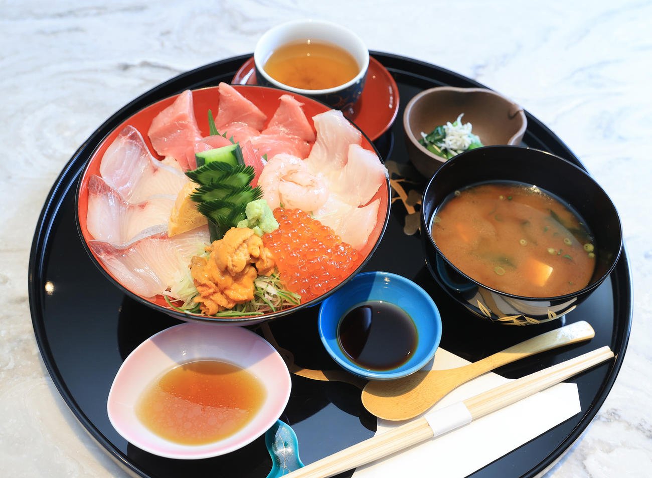 藤井聡太王位が2日目の昼食に選んだ「海鮮丼」と「ほうじ茶」（代表撮影）