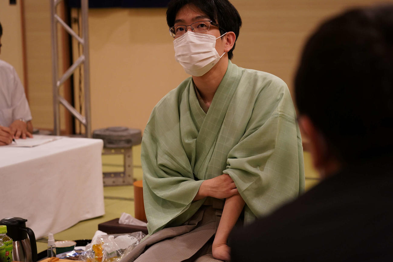 逆転負けを喫した豊島将之竜王（日本将棋連盟提供）