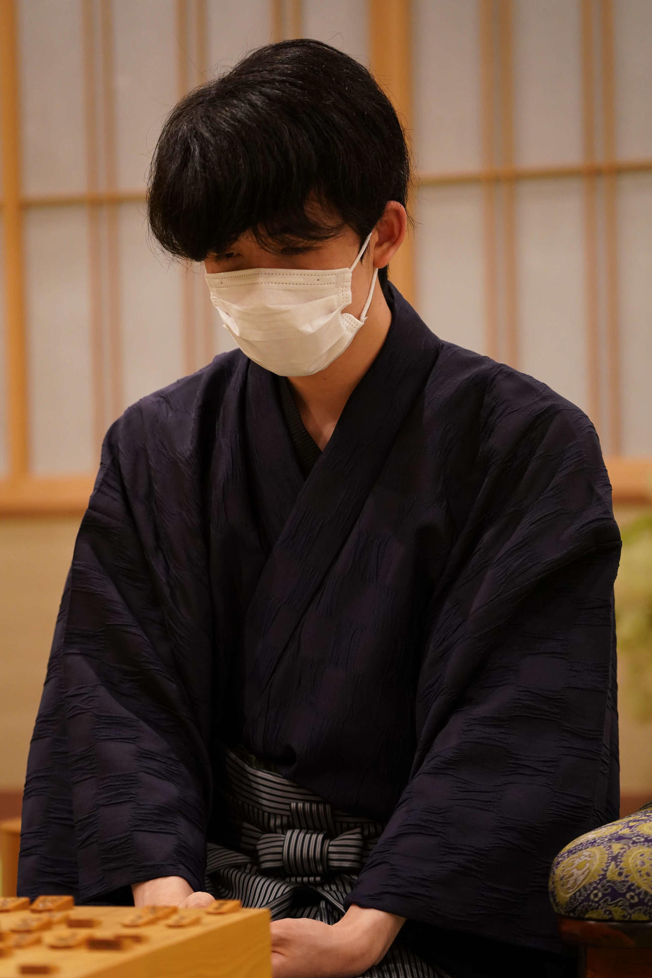 インタビューを受ける藤井聡太王位（日本将棋連盟提供）