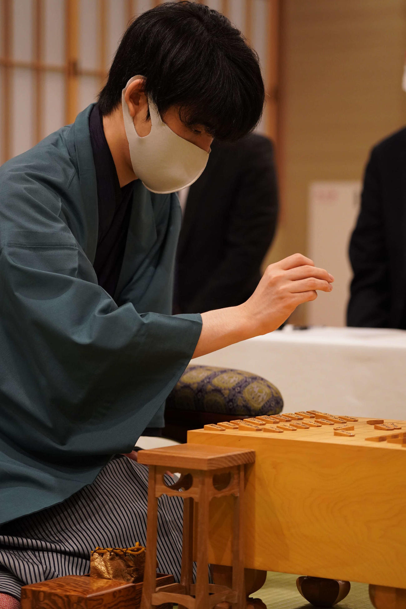 封じ手の指し手を示す藤井聡太王位（日本将棋連盟提供）