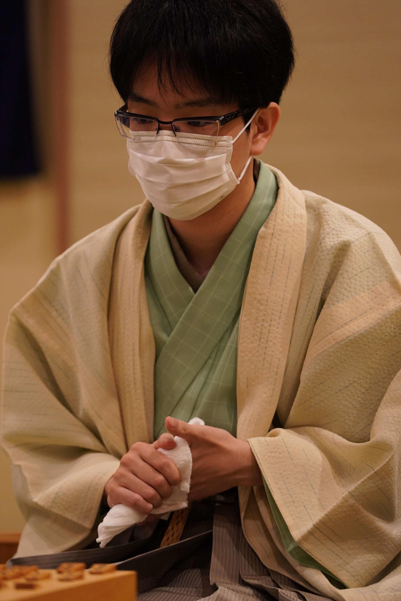 封じ手の開封を待つ豊島将之竜王（日本将棋連盟提供）