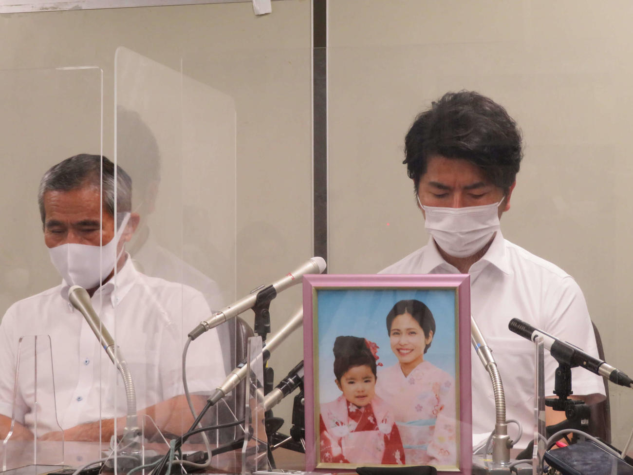 公判後の会見で涙をこらえる松永拓也さん（右）と義父の上原義教さん（撮影・村上幸将）